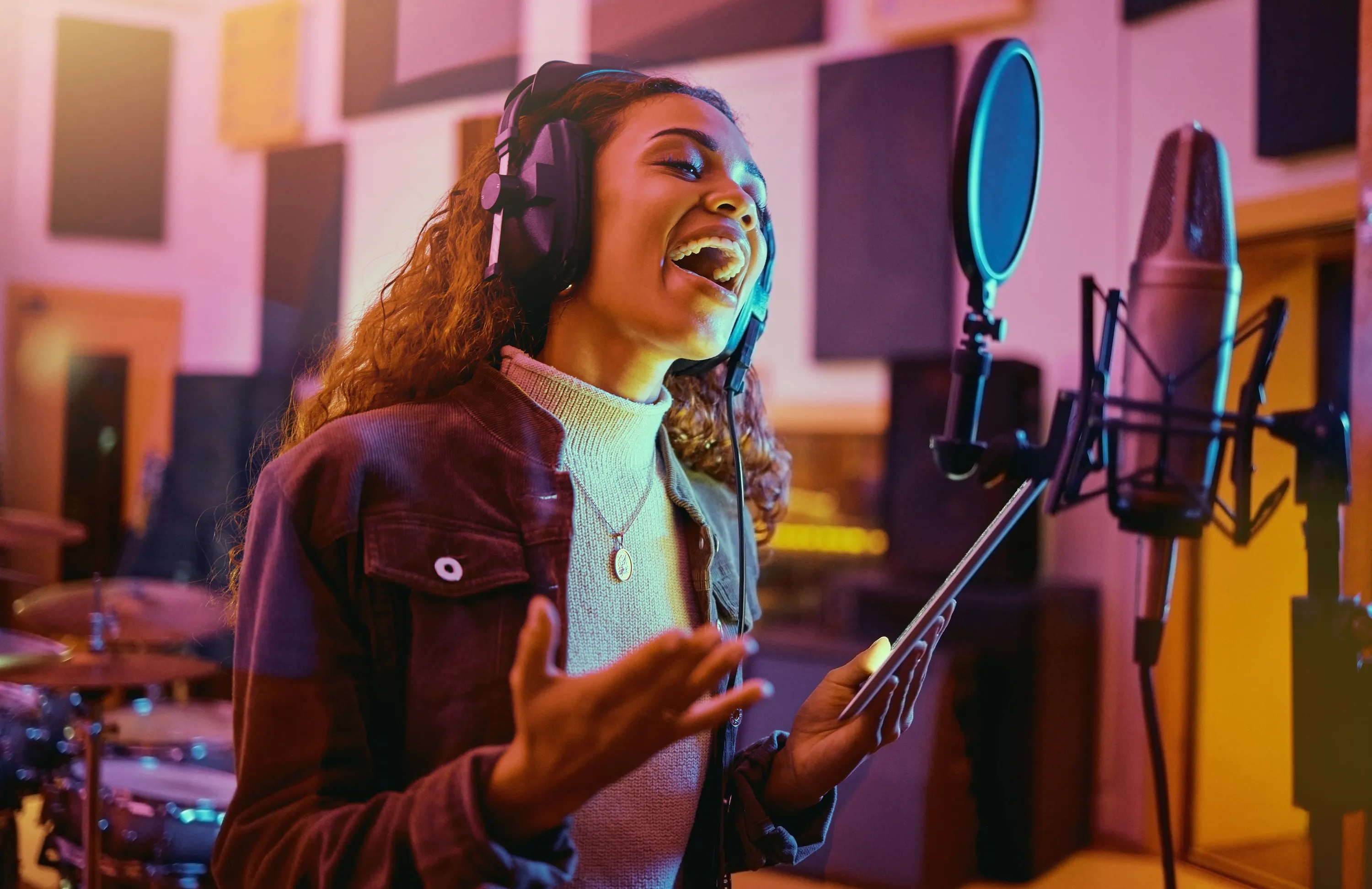 Stimmtherapie & Gesang: Sängerin singt in ein Studiomikrofon